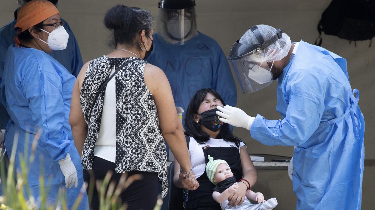 Fotografía de archivo de personal de Salud, realiza pruebas para detectar la covid-19, el 25 de febrero del 2022, en quioscos de vacunación de la Ciudad de México. EFE/Isaac Esquivel