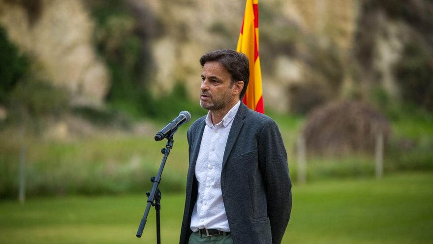 El presidente del grupo de Unidas Podemos en el Congreso, Jaume Asens, en declaraciones a los medios tras la ofrenda floral a la tumba del expresidente de la Generalitat Lluís Companys.