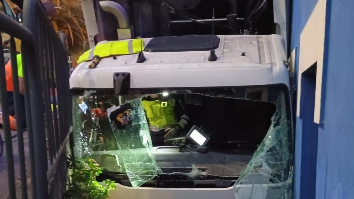 Aparatoso accidente en Asturias: un conductor herido tras quedar encajado su camión entre una casa y un muro