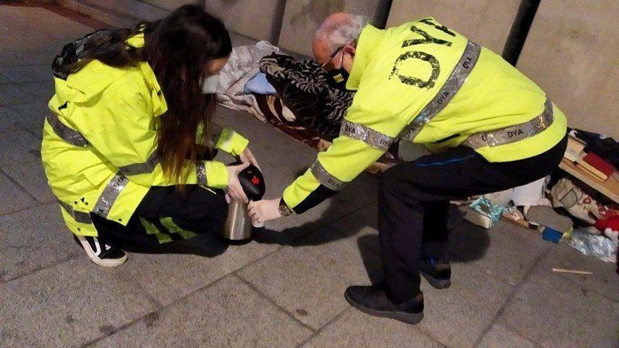 Susana y Marco llenando un vaso con caldo caliente