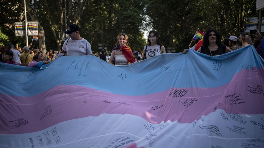 Una gran bandera trans en la marcha en Madrid