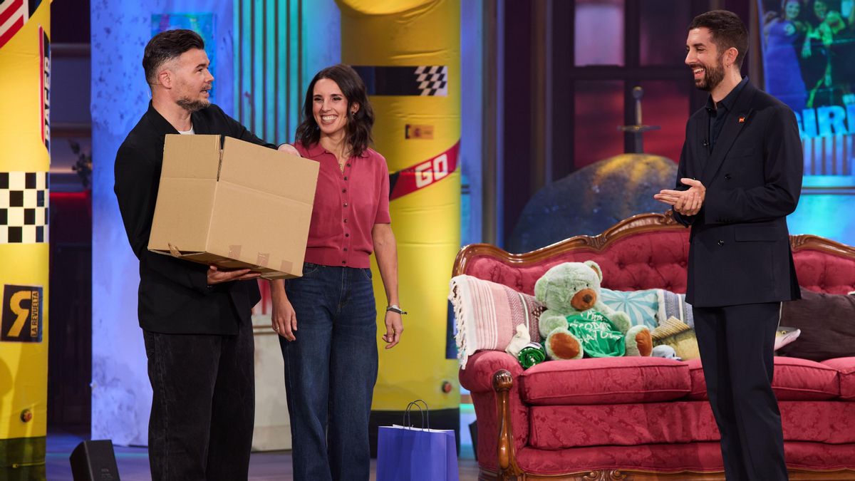 Los regalos de Rufián e Irene Montero a 'La Revuelta' por si acuden Abascal y Feijóo: "Tiene menos gracia que un vaso de agua"