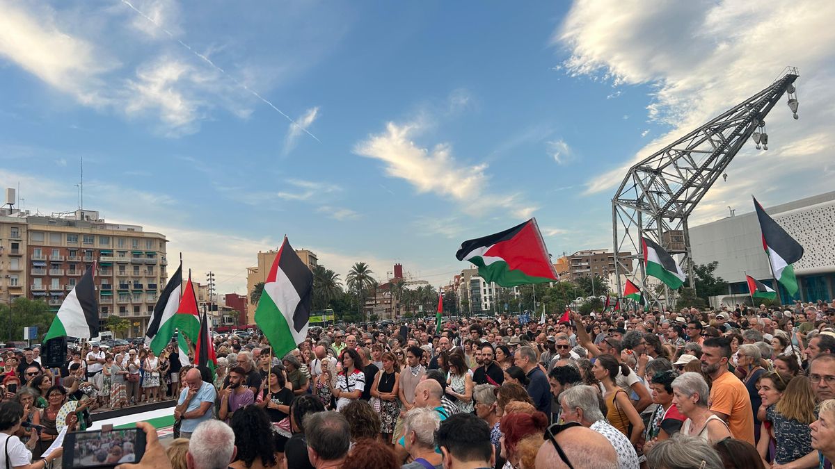 Cientos de personas en el Puerto de Valencia en apoyo al pueblo palestino y a la Global Sumud Flotilla.