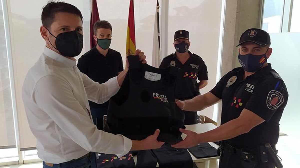 El alcalde de Blanca durante la entrega de los materiales