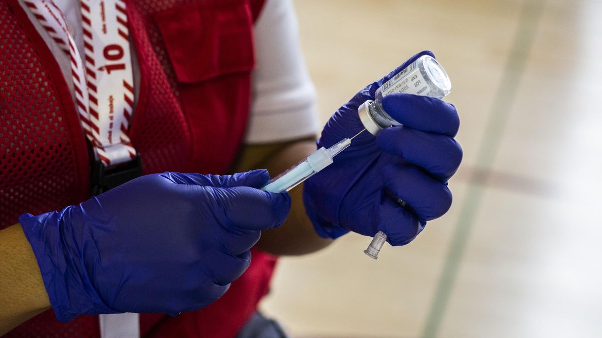 Una voluntaria de Cruz Roja prepara una dosis de la vacuna de Moderna contra el Covid-19 para un estudiante universitario en el campus de Ciudad Universitaria, a 14 de septiembre de 2021, en Madrid, (España). Hoy arranca en la Comunidad de Madrid la vacun
