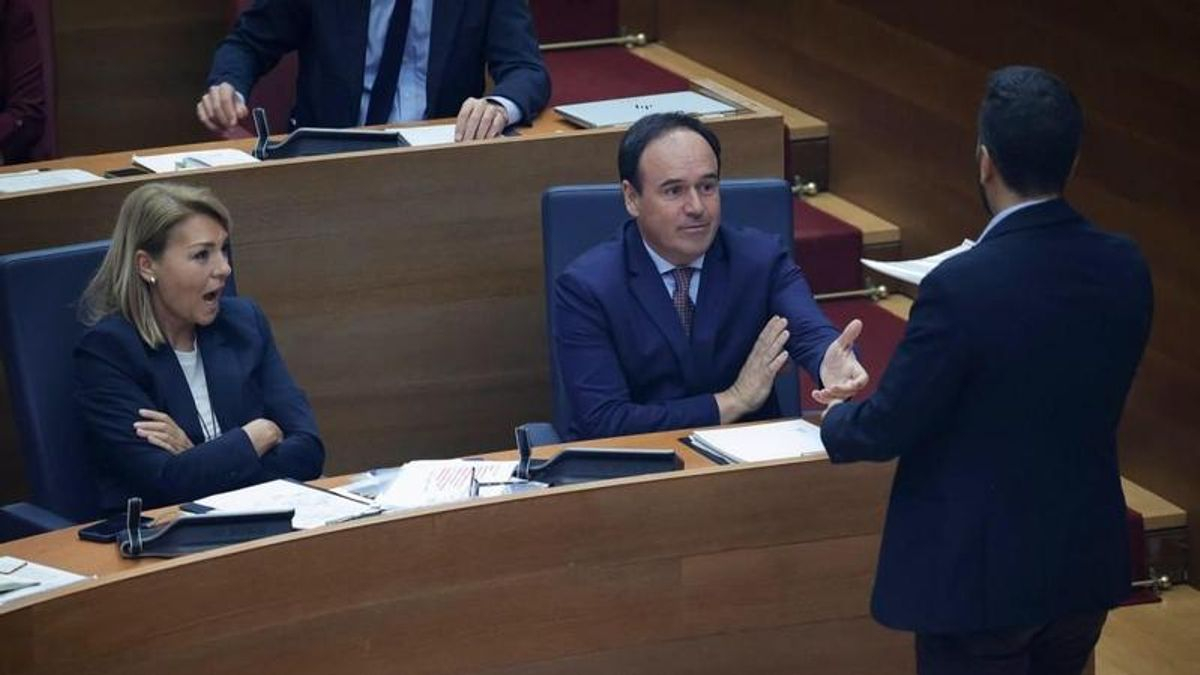 El PSPV le entrega a Pérez Llorca en las Corts el dosier que detalla supuestas irregularidades en su gestión en Finestrat