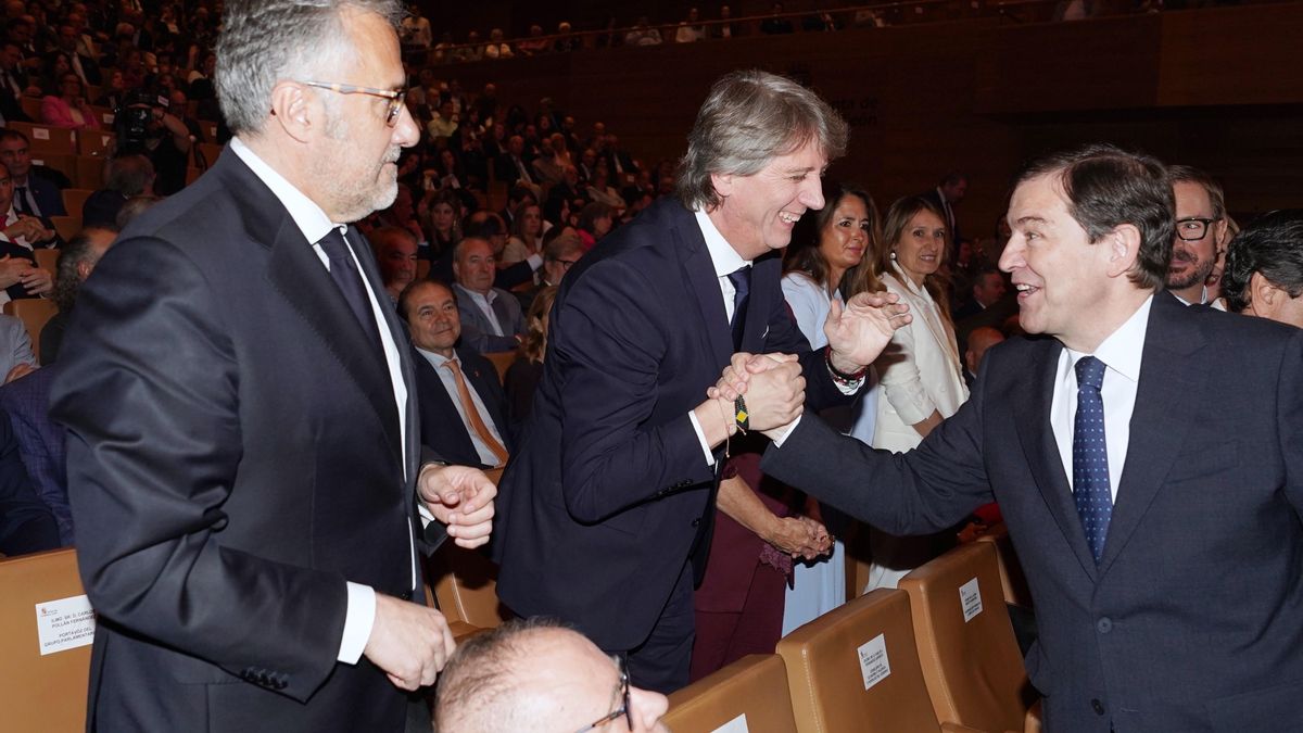 Alfonso Fernández Mañueco (d) saluda al secretario general del PSCyL, Carlos Martínez (c), junto al máximo dirigente de Vox en la Comunidad, Carlos Pollán (i).