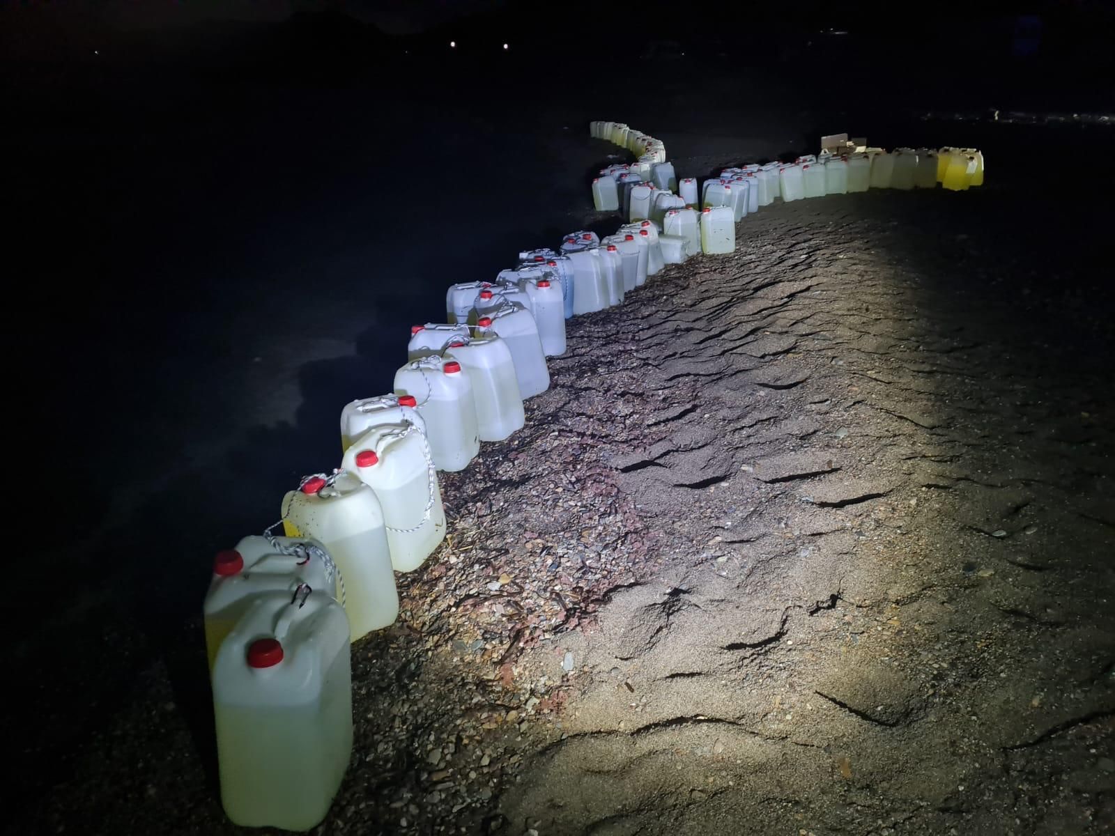 La presencia de garrafas de gasolina a cualquier hora delata la presencia de los narcos