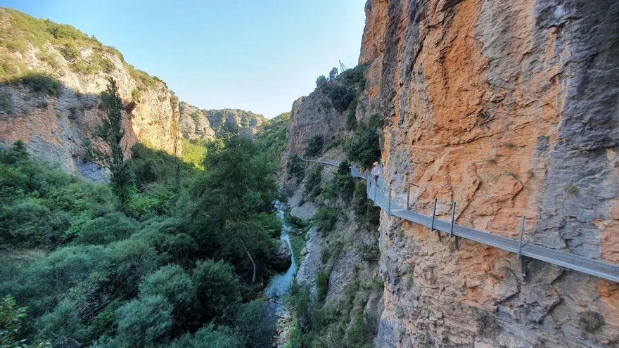 La ruta senderista de Aragón para recorrer el cañón formado por un río entre pasarelas de madera