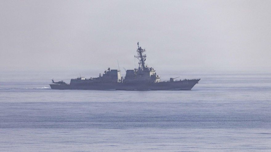 Un destructor de la Armada de Estados Unidos desplegado en la misión de bloqueo del estrecho de Ormuz emprendida por Washington