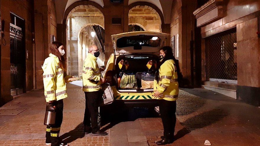 Una de las últimas paradas es la Plaza Nueva de Bilbao, lugar en el que se concentra gran número de personas sin hogar