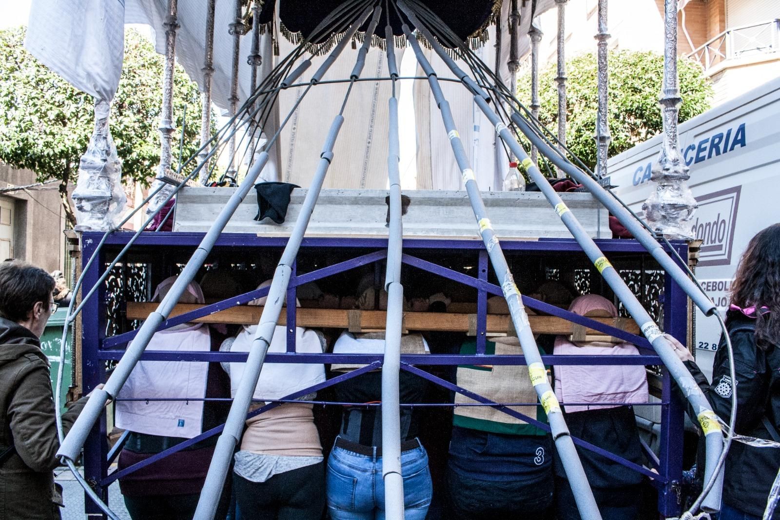 Ensayo de una cuadrilla mixta, compuesta por hombres y mujeres