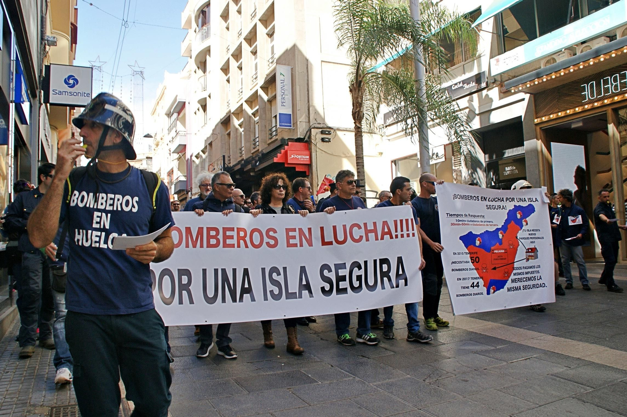 La marcha ha discurrido por la calle Castillo de la capital tinerfeña