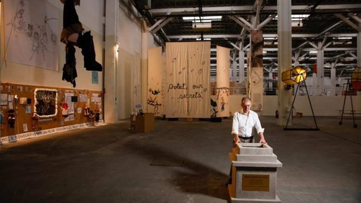Manuel Borja-Vilell posa junto a una de las obras de la exposición 'Fabular paisajes'