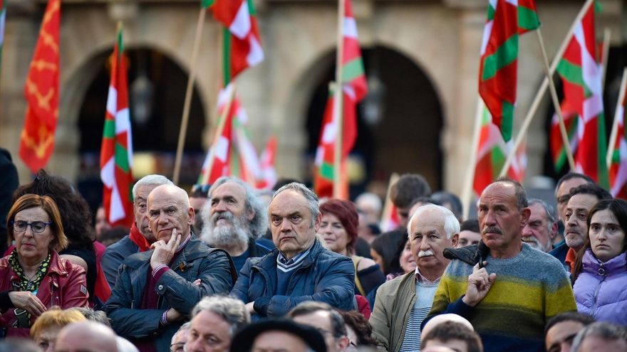 Decenas de personas durante el cierre de campaña de Euskal Herria Bildu (EH Bildu), en la Plaza Nueva, a 19 de abril de 2024, en Bilbao, Vizcaya, País Vasco (España).