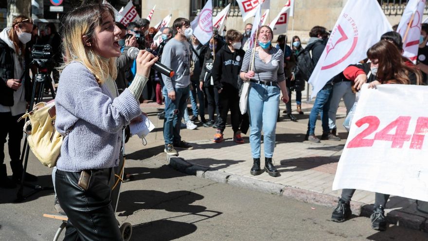 Los sindicatos Frente de Estudiantes y Estudiantes en Movimiento se concentraron frente a la Subdelegación del Gobierno de León. / Campillo / ICAL