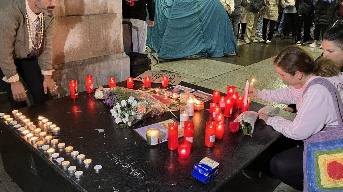 Velas en homenaje a Maricarmen Abascal y Ámparo Pérez.
