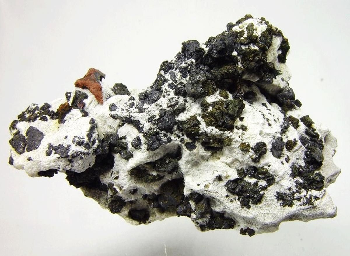 La villamaninita se encuentra cristalizada en rocas dolomíticas de sulfuro de calcio y magnesio.