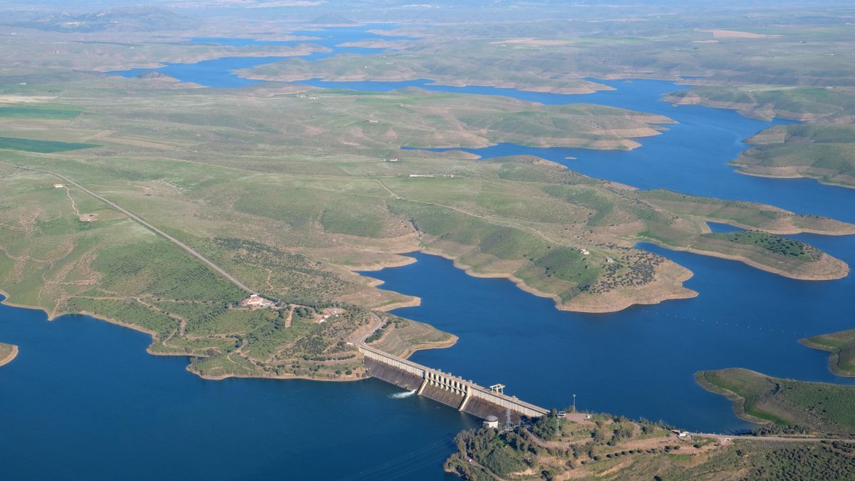 El mar interior que cambió la vida de esta comarca de Extremadura y que hoy es uno de sus paisajes más sorprendentes