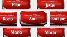 Una fotocomposición con latas de Coca-Cola que hace referencia a su última campaña de publicidad