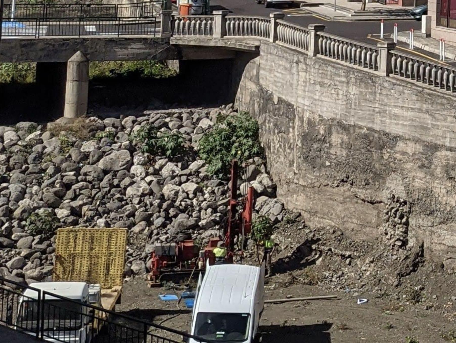 Las catas en el tramo final del cauce del barranco de las Nieves para la redacción del futuro proyecto han comenzado este lunes.