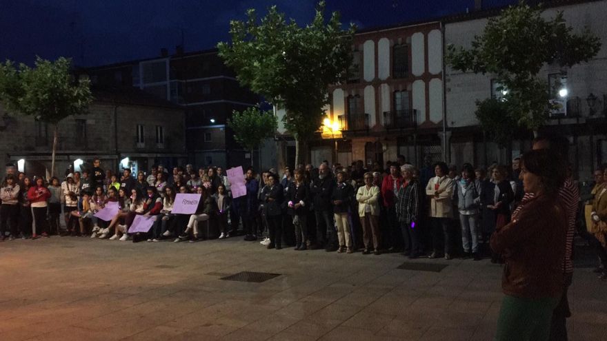 Concentración de la 'Noche Violeta' en Salas de los Infantes (Burgos) donde una mujer fue asesinada el passado mes de julio.