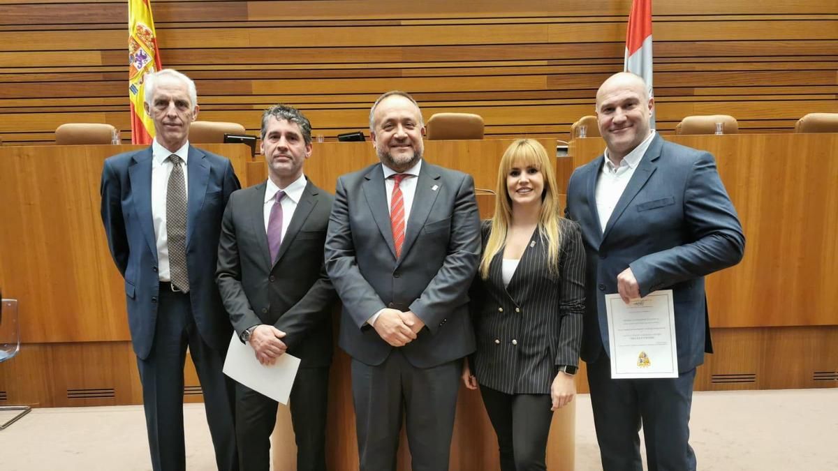El presidente de la Diputación de León, Gerardo Álvarez Courel (c), y la diputada de Deportes Patricia Martínez, junto a los medallistas (de izquierda a derecha) José Manuel Beirán, Juanín García y Manolo Martínez.