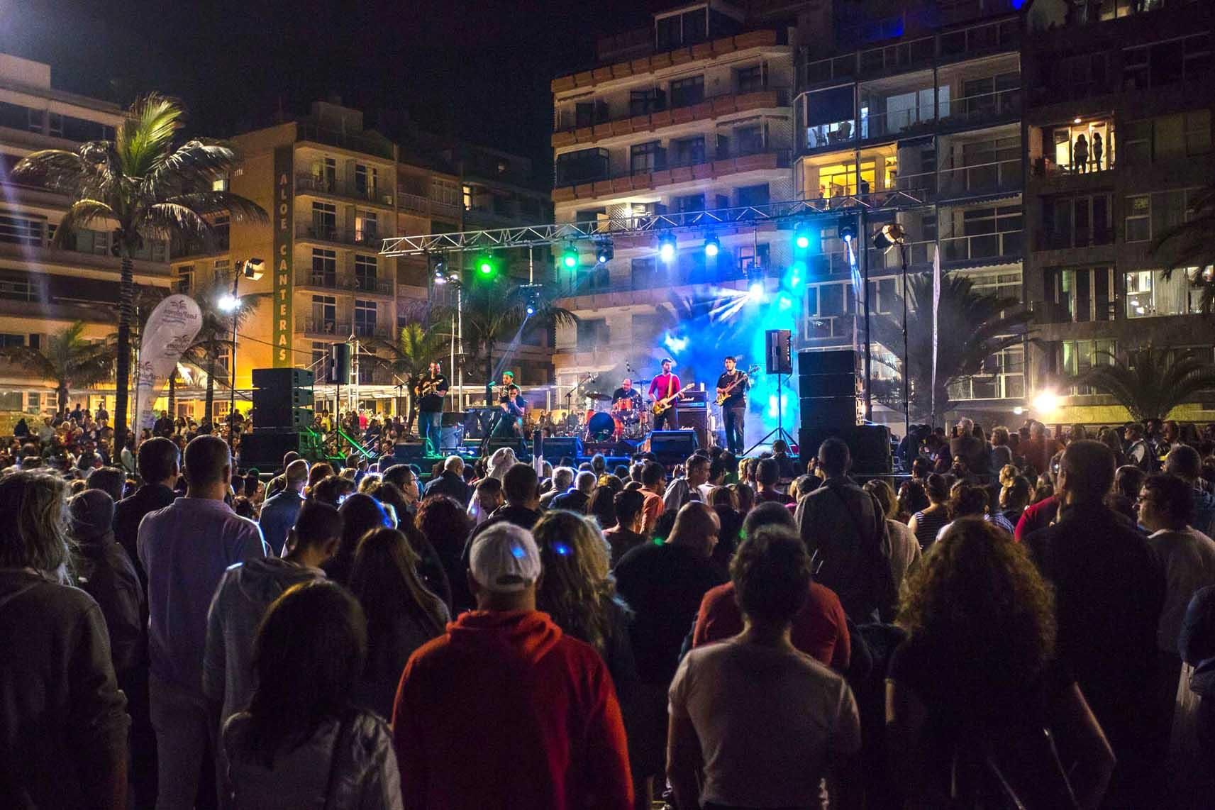 Miles de personas celebraron la noche de San Juan en la Playa de Las Canteras.