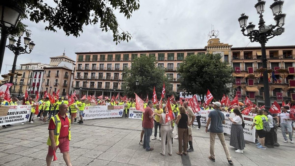 Multitudinaria protesta del transporte sanitario en Castilla-La Mancha: "Hacen jornadas de hasta 18 horas diarias"