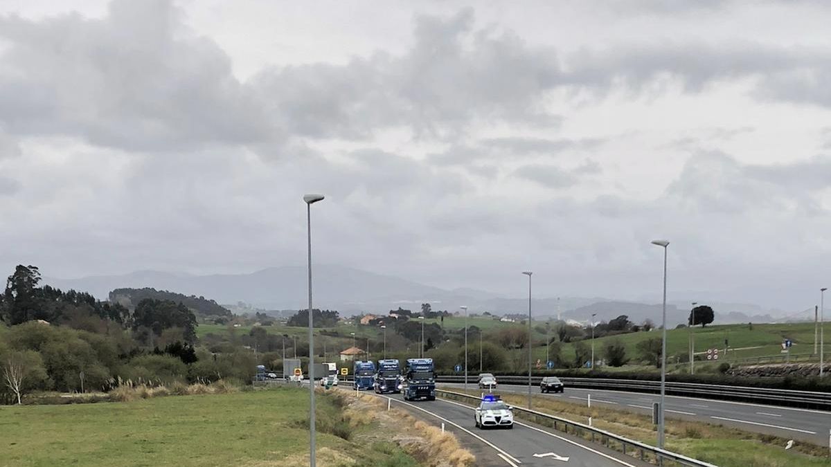 Agentes de la Guardia Civil escoltan a camioneros en Cantabria con motivo de la huelga