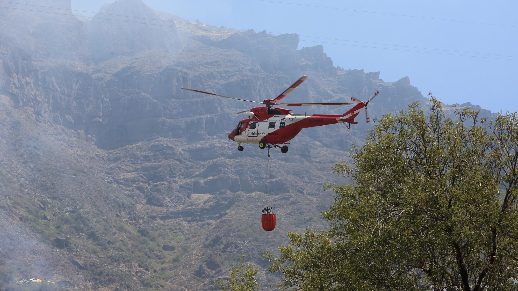 El incendio en Gran Canaria avanza sin control en su segundo día activo