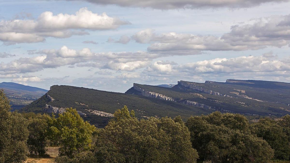 Un accidente natural muy curioso: la ruta de senderismo que lleva hasta un arco de 20 metros de altura