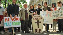 Un grupo de jóvenes celebra una 'misa fúnebre' por el voto robado. | Marea Granate