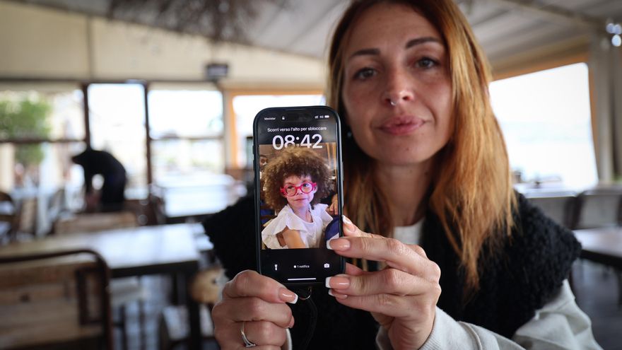 La crisi immobiliària expulsa n'Amelie, la nena amb discapacitat que va aprendre a parlar a l'escola pública espanyola