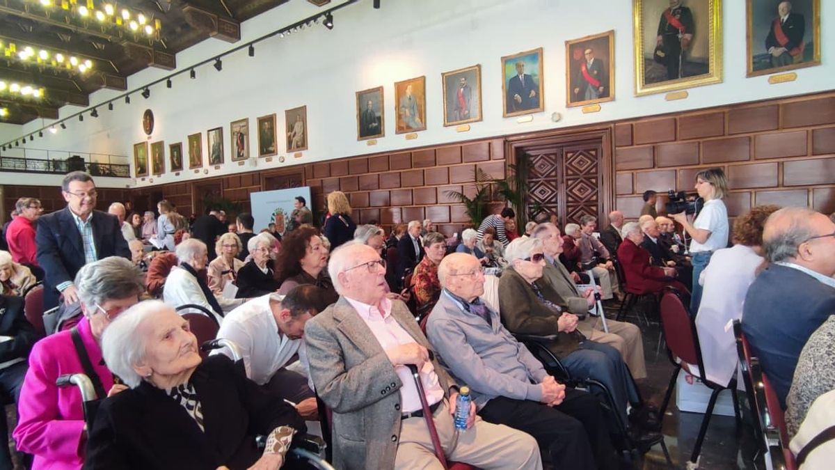 Asistentes al homenaje a los centenarios