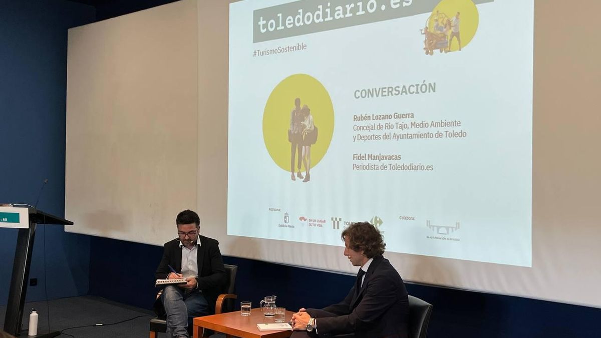 El periodista Fidel Manjavacas entrevista al concejal del Río Tajo, Medio Ambiente y Deportes, Rubén Lozano, en las II Conversaciones sobre Turismo Sostenible