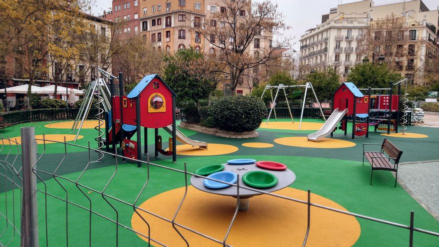 Una de las zonas infantiles de la plaza de Olavide