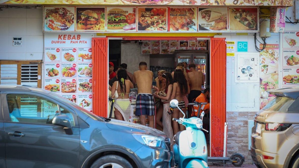El kebab que se encuentra a menos de cien metros del hotel hace el agosto cuando termina la fiesta.