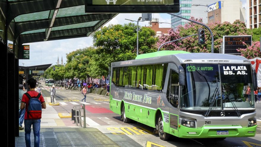 Hay paro total de colectivos: qué pide la UTA y cuándo termina la medida