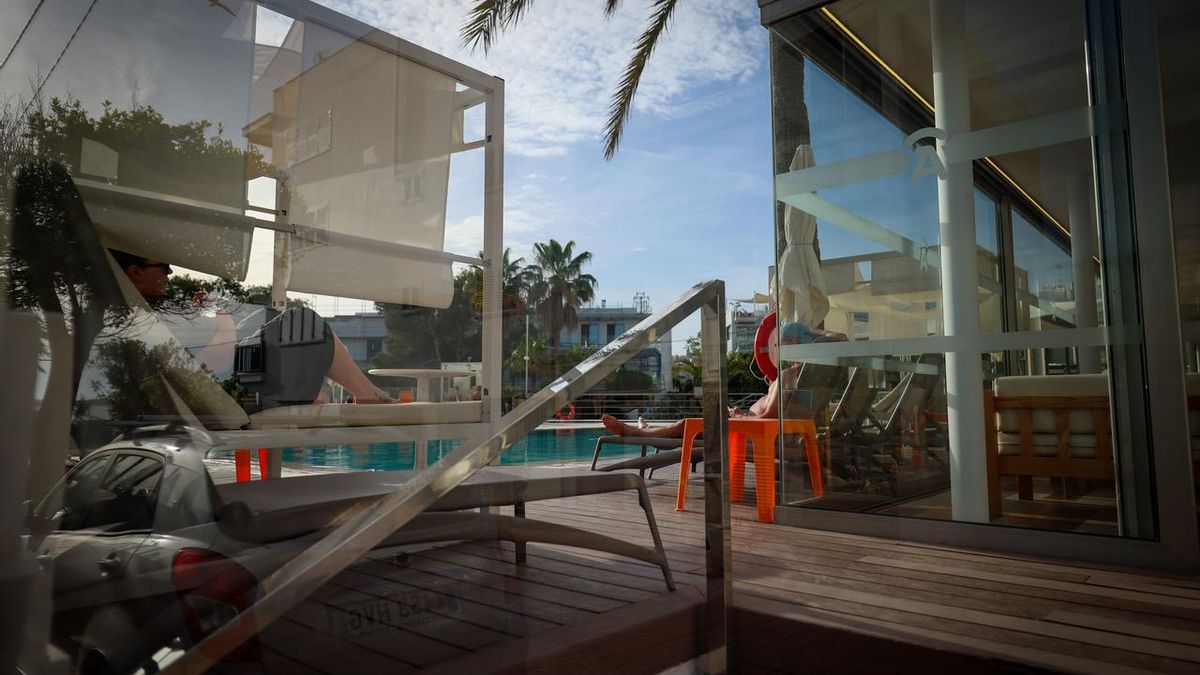 Uno de los hoteles situados cerca de es Caló des Moro que todavía no ha abierto puertas: su piscina está vacía.