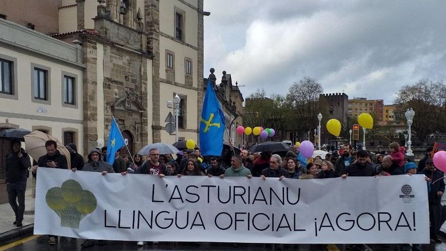 Sí o No a la oficialidá: comienza en el parlamento asturiano el procedimiento para reformar el Estatuto de Autonomía
