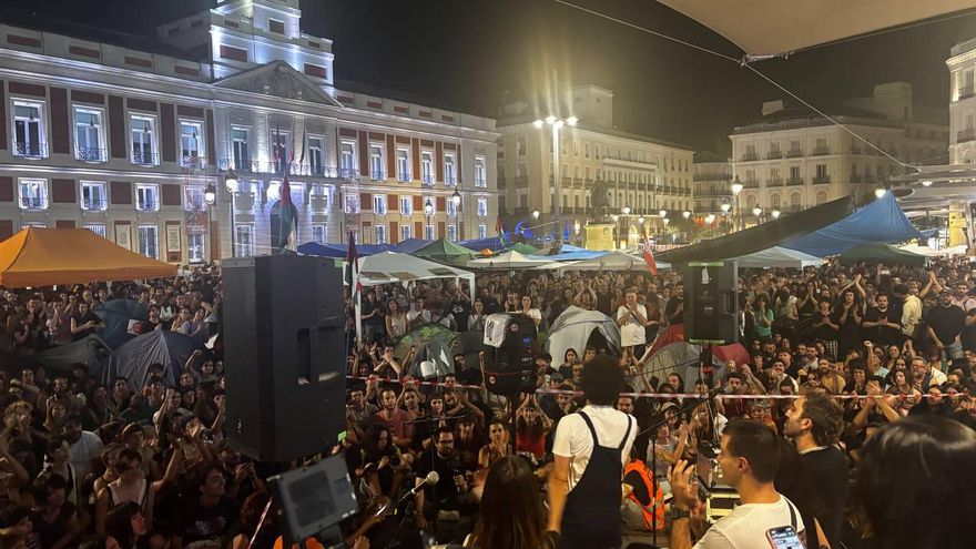 Última hora de la acampada en Sol, en directo | El Ayuntamiento y la Comunidad de Madrid acusan al Gobierno de "dejación de funciones"