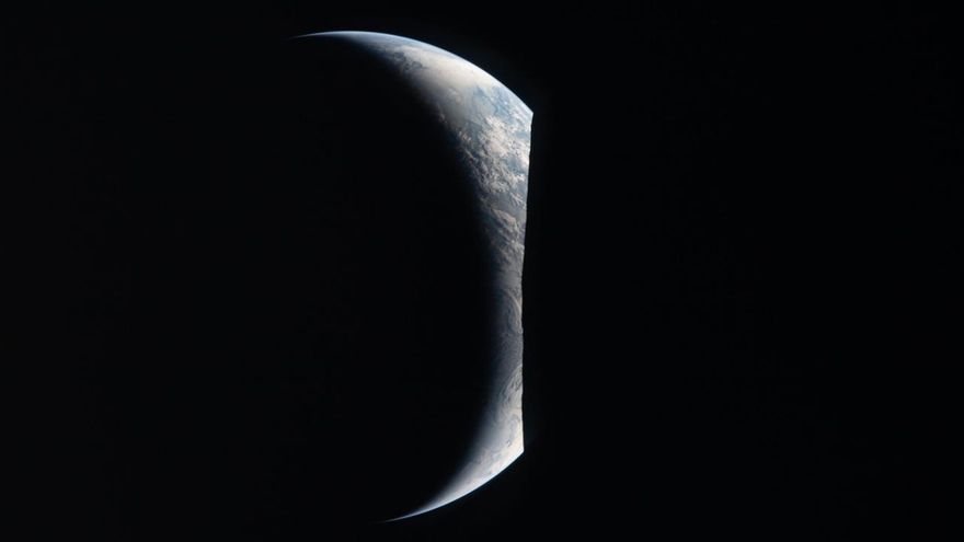 Salida de la Tierra, esta sí, capturada a través de la ventana de la nave espacial Orión.