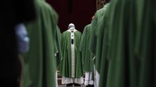 El papa da pautas para acabar con los abusos, pero decepciona a las víctimas
