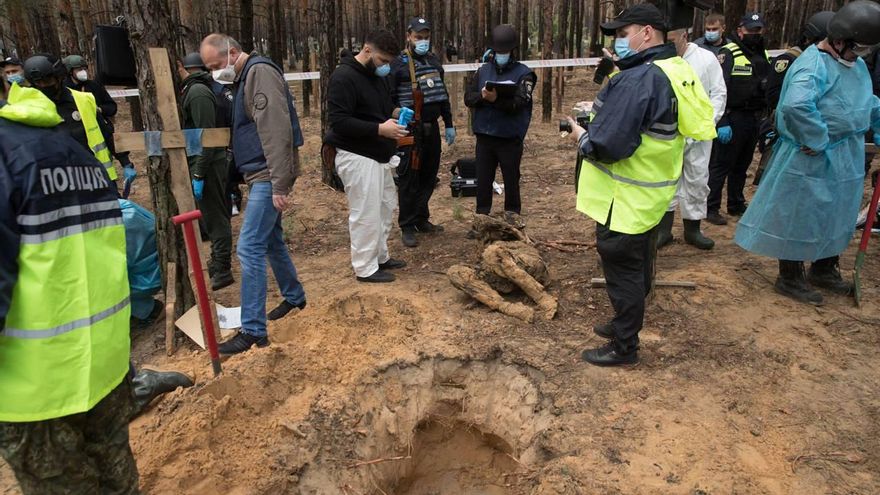 Cuerpos encontrados en una fosa común en Ucrania