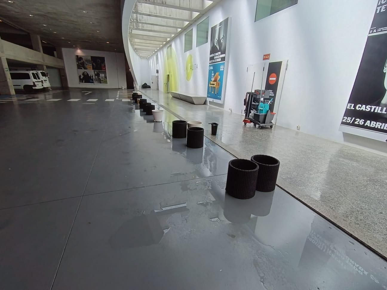 Entrada al aparcamiento del Auditorio de Tenerife, con goteras.