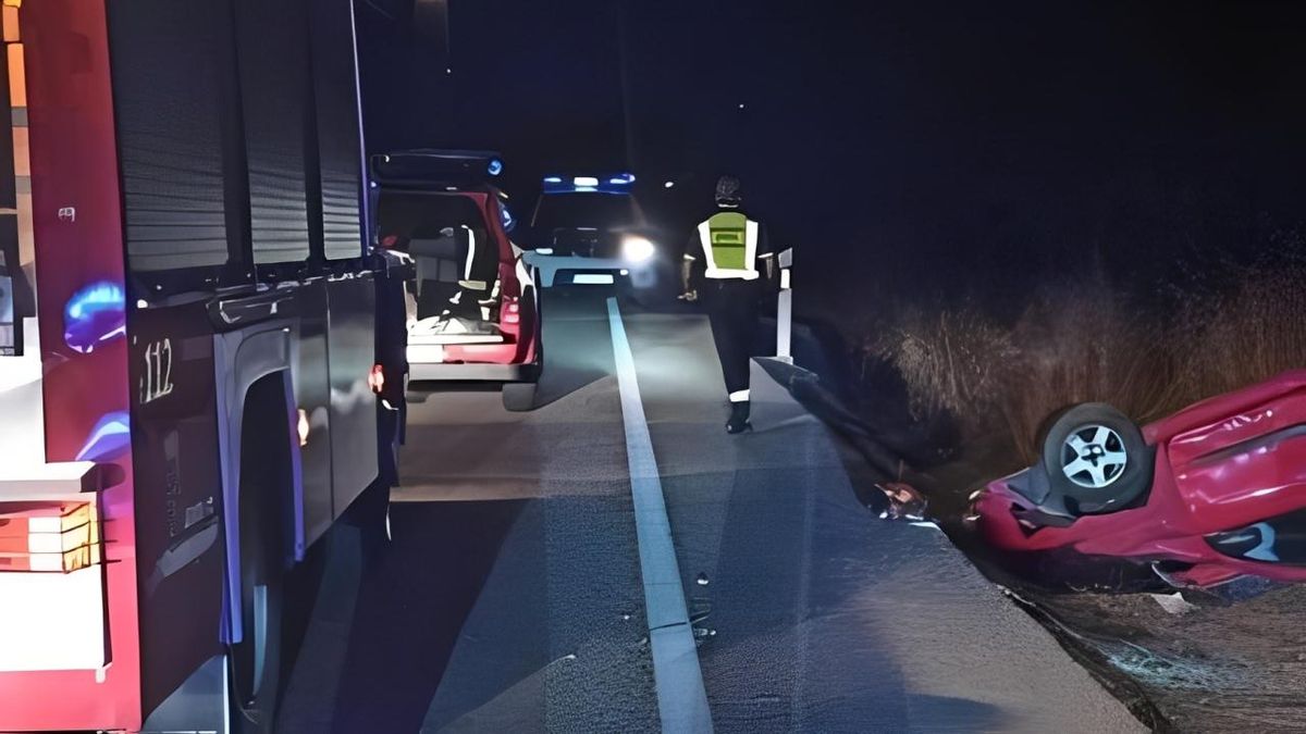 Imagen de archivo de un accidente con vuelco y atención de la Guardia Civil, Bomberos y ambulancias.