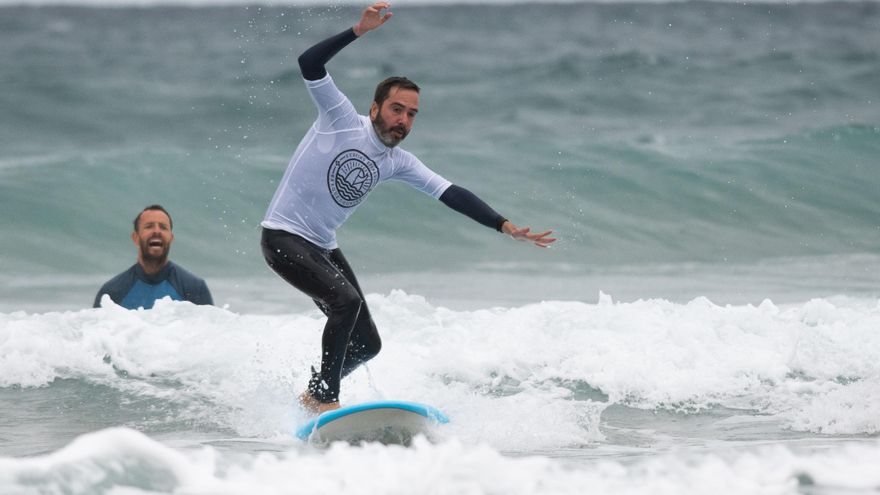 El consejero de turismo, Javier Hurtado, surfea en Bakio en apoyo al turismo de surf.