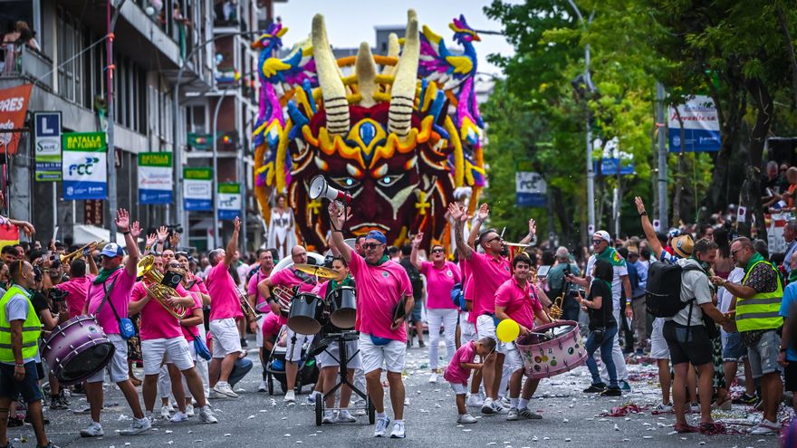 La carroza 'Anillos de Poder', con la que la asociación Mi Vida Loca ganó el tercer premio en la Batalla de Flores de Laredo en 2025