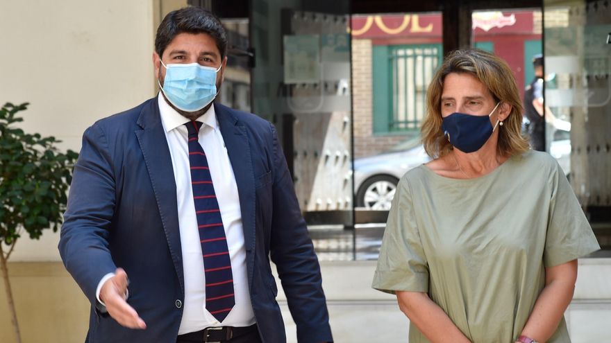 La ministra para la Transición Ecológica y el Reto Demográfico, Teresa Ribera, y el presidente de la Región de Murcia, Fernando López Miras